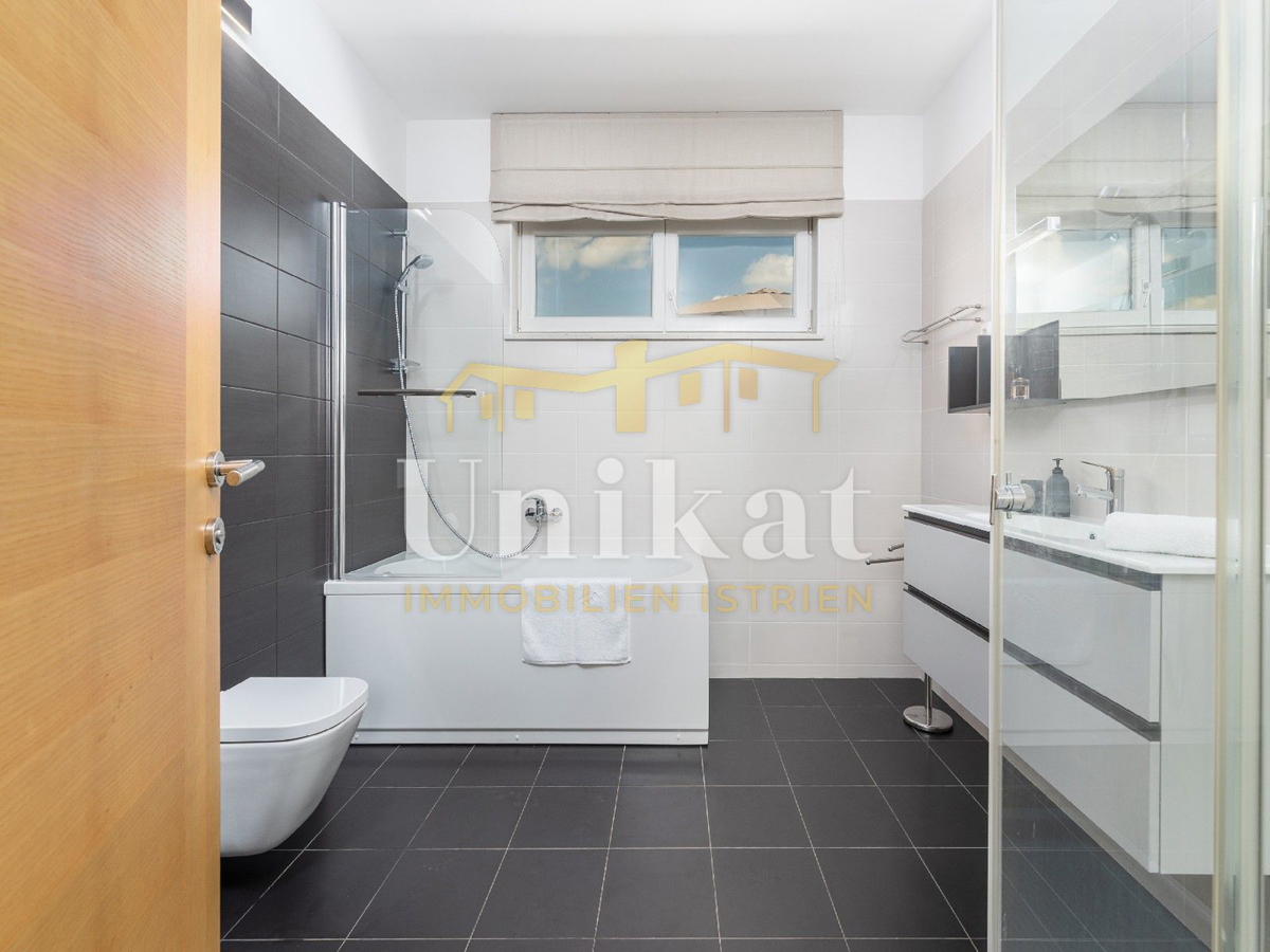 Moderna vila z notranjim in zunanjim bazenom